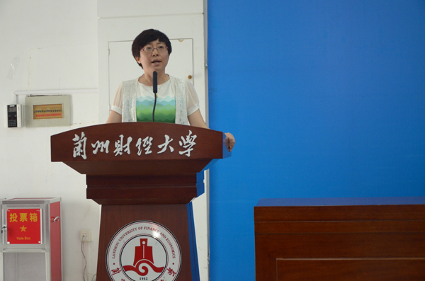 教师代表关瑞娣发言