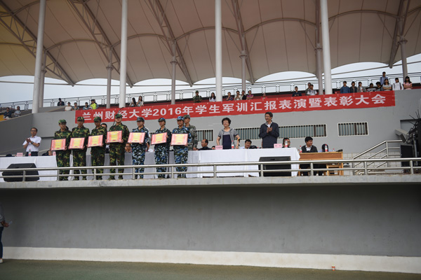 与会领导为军训优秀代表颁发奖状、证书