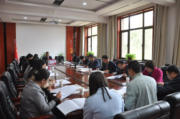 与会代表分4个小组,分别对院长工作报告、工会工作报告、财务工作报告进行了分组讨论